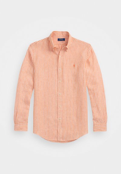 Ανοιχτό πορτοκαλί πουκάμισο με ρίγες, με γιακά, μακριά μανίκια και καμπύλο τελείωμα, που διαθέτει λευκές κάθετες ρίγες και ένα μικρό λογότυπο.