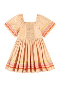 Persikofärgad bomullsklänning med korta puffärmar, en smockad bodice och färgglada zigzagbanddetaljer på fållen. Utsvängd kjol design.
