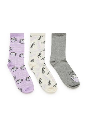 Tre paia di calzini: lavanda con motivo di gatti e tazze, crema con contorni di gatti e grigio con un design di gatto. Diversi colori e stampe.