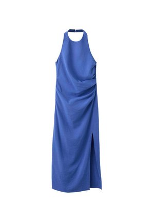 Vestido maxi azul sin mangas con cuello alto, detalle fruncido en un lateral y abertura frontal en la pierna derecha.