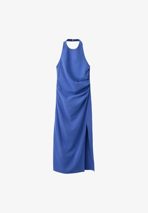 Robe maxi bleue sans manches avec col montant, détail froncé sur un côté et fente à l’avant de la jambe droite.