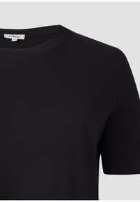 Schwarzes kurzärmliges T-Shirt aus weichem Stoff, mit Rundhalsausschnitt und glatter Textur. Etikett sichtbar am Halsausschnitt.