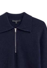 Dunkelblauer Pullover mit gerippter Textur, kleinem Kragen und einem Reißverschluss vorne. Das Etikett trägt die Aufschrift "bugatti", Größe S.
