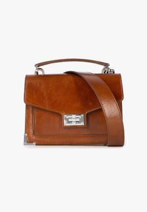 Bolso de cuero marrón con diseño estructurado, herrajes plateados y asa superior. Cuenta con solapa frontal y correa de hombro ajustable.