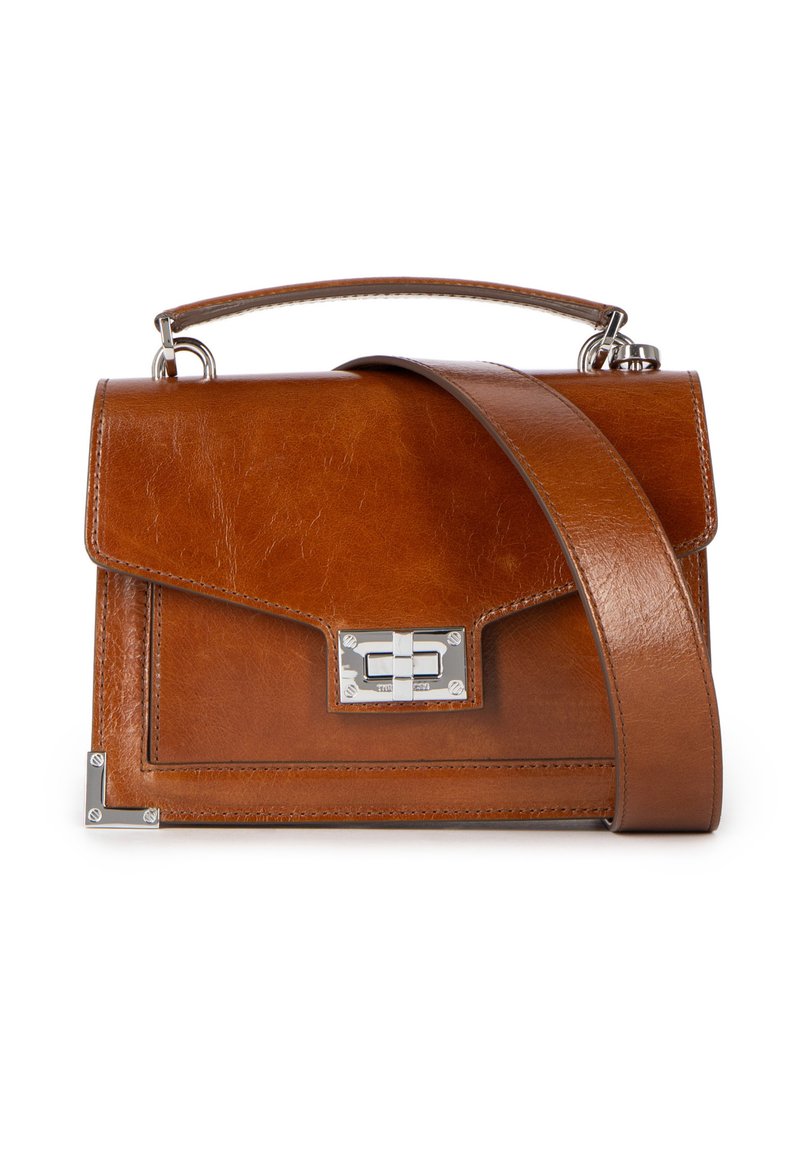 Borsa a mano in pelle marrone con design strutturato, ferrature argento e manico superiore. Presenta una pattina frontale e una tracolla regolabile.