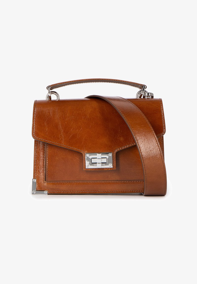 Borsa a mano in pelle marrone con design strutturato, ferrature argento e manico superiore. Presenta una pattina frontale e una tracolla regolabile.