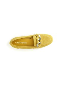 Mocasines de ante amarillo con un diseño plano, que presentan un detalle trenzado y acentos en tono plateado en la parte frontal. Textura suave, punta redondeada.
