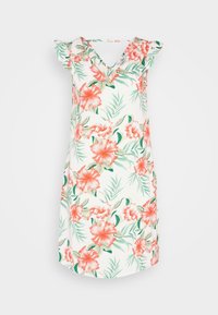 Blumenkleid aus weißem Stoff mit V-Ausschnitt, ausgestattet mit Rüschensäumen. Verziert mit großen rosa und roten Hibiskusblüten sowie grünen Blättern.