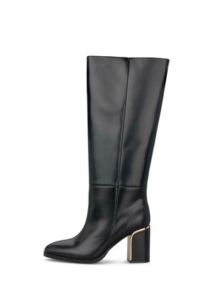Bota negra de cuero hasta la rodilla con puntera puntiaguda y tacón ancho que presenta detalle metálico dorado en la parte trasera.