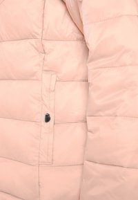 Giacca a vento leggera rosa pallido con trapuntatura orizzontale, dettagli di bottoni lucidi e texture morbida e liscia. Presenta una tasca laterale.