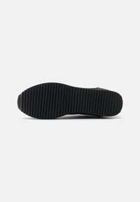 EA7 Emporio Armani UNISEX - Tenisice - black/irongate/silver