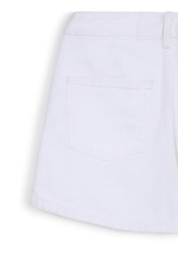 Weißer Denim-Minirock mit einer rechteckigen Gesäßtasche, detailreicher Naht und glatter Textur.