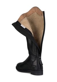 Bota de cuero negro con un suave forro de piel sintética beige, cremallera lateral y tacón reforzado. La parte superior está ligeramente doblada hacia abajo para mostrar el interior.