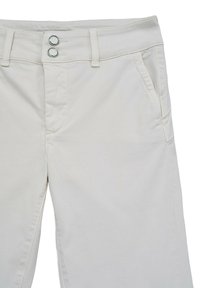 Pantalones de algodón blancos con cierre de botón, dos bolsillos frontales y un diseño elegante. Presentan una sutil textura y detalles laterales.