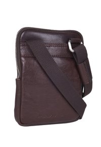 Borsa a tracolla in pelle marrone con chiusura a zip, tracolla regolabile e tasca frontale. Presenta una texture liscia e dettagli di cucitura sottili.