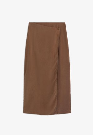 Smeđa midi suknja na preklop sa bočnim kopčanjem na gumbe, izrađena od glatke tkanine i ravnog je kroja.