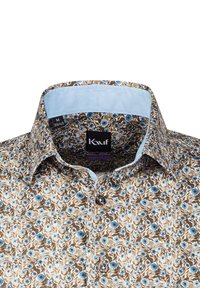 Camicia a fantasia floreale con colori blu e marroni, con colletto azzurro. Vestibilità regolare, design con bottoni e texture del tessuto visibile.
