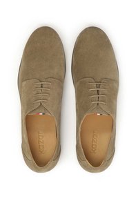 Chaussures en daim vert olive avec un bout rond, cinq œillets de laçage et un design simple. Elles présentent un intérieur beige avec une semelle intérieure marquée.