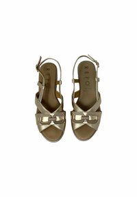 Sandali wedge in pelle oro con cinturini incrociati e dettagli in catena. Design con punta aperta, cinturino alla caviglia regolabile, suola piatta.