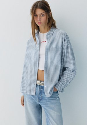 PULL&BEAR CHECK WITH POCKET - Bluza z gumbi - light blue