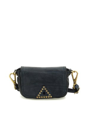 Borsa a tracolla in pelle nera con chiusura dorata a moschettone e motivo triangolare di borchie dorate sulla patta frontale.