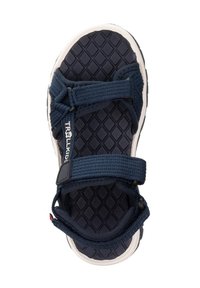 Navyblaue Sandale mit strukturierten Stoffriemen, verstellbaren Klettverschlüssen und einer gepolsterten Sohle mit rautenförmigem Muster.