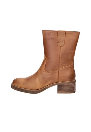 Botte mi-mollet en cuir marron avec bout arrondi, languette de traction et talon bloc empilé sur fond blanc, vue latérale de profil à gauche.