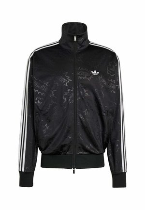 Crna trenirka s patentnim zatvaračem i bijele tri pruge na rukavima, suptilni tekst u stilu stripa, rebrasti manšeti i Adidas trefoil logo na prsima.