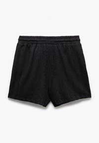 Pantalones cortos negros con una textura tejida, que cuentan con una cintura elástica y un corte holgado. El diseño tiene líneas verticales y no presenta herrajes visibles.