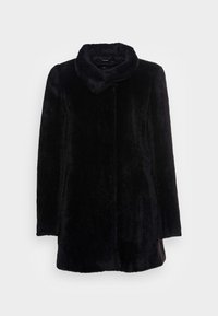Sort faux fur frakke med en blød, tekstureret overflade, der har en bred krave og en lige silhuet. Ingen synlige lukninger eller mønstre.