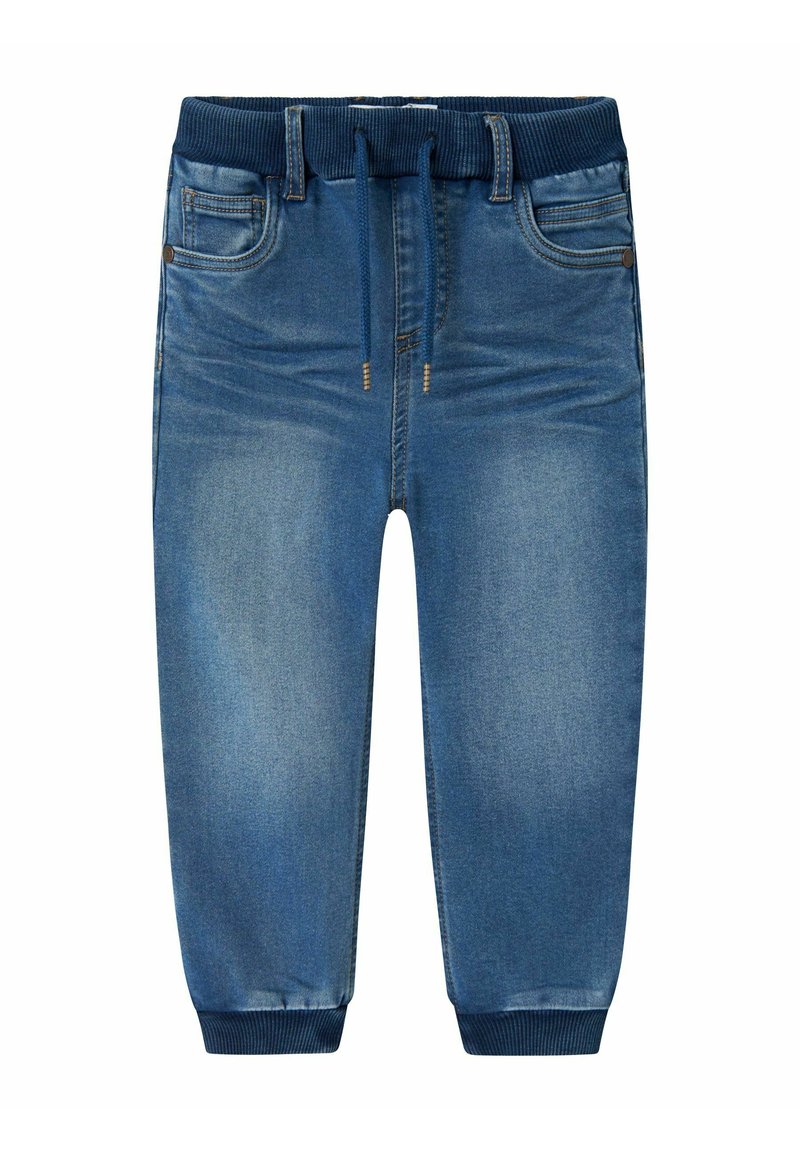 Pantalones jogger de denim en un lavado azul medio con cintura elástica, cordón y puños acanalados. Presenta bolsillos frontales y un ligero desgastado.