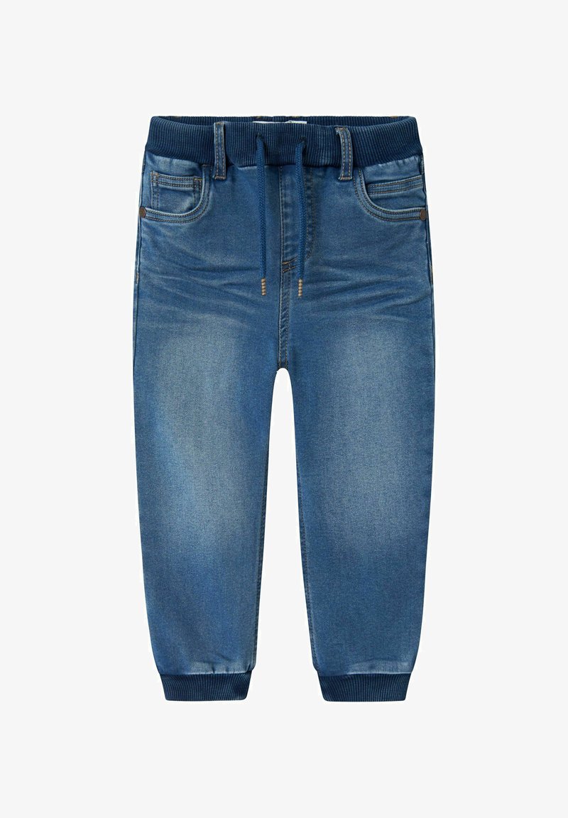 Traperice jogger u srednje plavoj boji sa elastičnim pojasom, vezicom i rebrastim manžetama. Ima prednje džepove i suptilno izbljeđivanje.