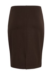 Jupe crayon droite marron foncé avec une petite fente au dos, longueur genou, et une texture de tissu lisse.