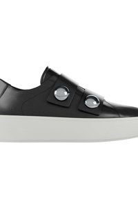 Sneaker in pelle nera con due grandi accenti arrotondati, dotato di un design slip-on e una suola in gomma bianca. Superficie liscia con texture minima.