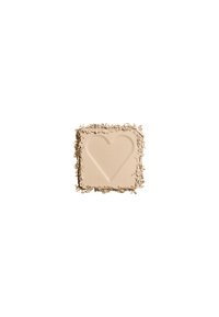 Poudre pressée beige en forme carrée avec une empreinte en forme de cœur, entourée de résidus de poudre fine. Texture lisse, finition mate.
