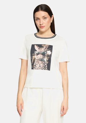 Wit T-shirt met korte mouwen en een losse pasvorm, met een afbeelding van een konijn met een zonnebril. Zwarte geribbelde kraagdetail.