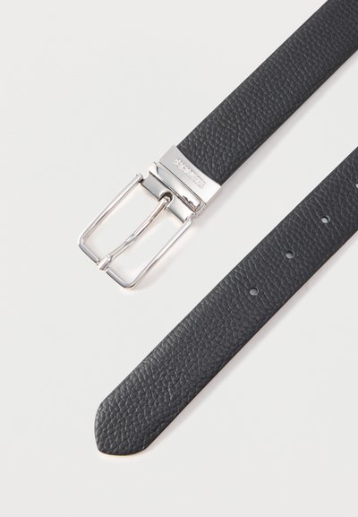 Cinto de couro preto com acabamento texturizado, fivela metálica prateada e múltiplos furos de ajuste ao longo da correia para flexibilidade de tamanho.