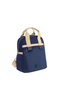 Mochila rectangular azul marino con asas beige, correa horizontal rosa claro y apertura superior con cremallera.