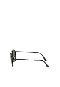 Occhiali da sole neri con una montatura rettangolare elegante, dettagli metallici e lenti di un verde scuro. Bracci sottili neri si assottigliano fino a punte arrotondate.