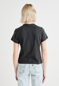 Levi's® GRAPHIC CLASSIC TEE - Trükipildiga T-särk - pirate black