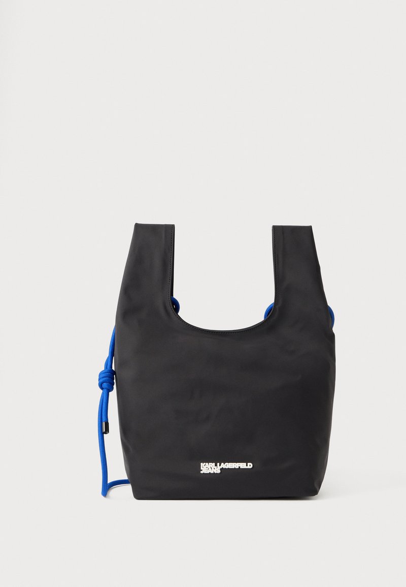 Borsa tote in nylon nero con taglio arrotondato, dettagli in corda blu e logo argentato sul davanti. Texture liscia e design minimalista.