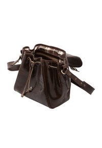Borsa a secchiello in pelle marrone con finitura texturizzata, tracolla regolabile, hardware in tonalità oro e foderatura in tessuto a righe. Presenta una chiusura con cordoncino.
