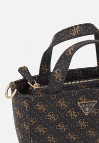 Borsa nera con motivo a trama e dettagli con logo dorato. Presenta una superficie testurizzata, manici corti e una chiusura con zip e finiture dorate.