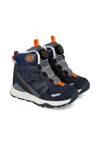 Botas altas azul marino con acentos naranjas, patrones texturizados y forro acolchado. Cuenta con un sistema de lazada rápida y una suela de goma duradera.