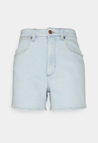 Světle modré džínové šortky s předním zapínáním na knoflík a zip, poutky na opasek a předními kapsami, zobrazené na bílém pozadí.