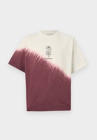 Camică scurtă cu mânecă, guler rotund, degradé de la alb la burgundy, cu un grafic floral și logo-ul mărcii în negru pe față. Material din bumbac.