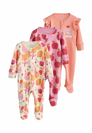 Drei Babystrampler: links in Creme mit Obstmustern, in der Mitte in Rosa mit Apfelmotiven, rechts in einfarbigem Rosa mit Rüschen und weißen Punkten.