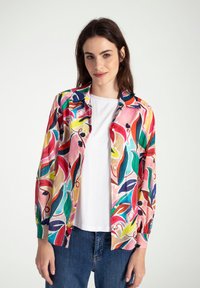 Bunt bedrucktes Hemd mit floralem Muster in Rosa-, Grün- und Blaut�önen; leichtes Material und lange Ärmel, kombiniert mit einem weißen T-Shirt.