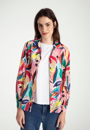 Bunt bedrucktes Hemd mit floralem Muster in Rosa-, Grün- und Blautönen; leichtes Material und lange Ärmel, kombiniert mit einem weißen T-Shirt.