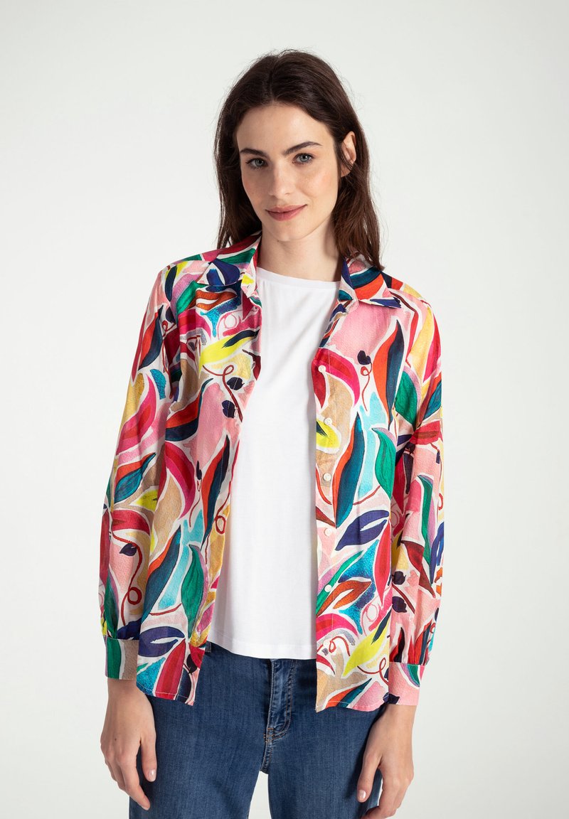 Bunt bedrucktes Hemd mit floralem Muster in Rosa-, Grün- und Blautönen; leichtes Material und lange Ärmel, kombiniert mit einem weißen T-Shirt.